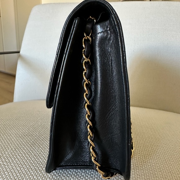 CHANEL 2000-2001 Turnlock Half Flap Medium Black Lambskin - Picture 4 of 10